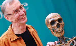 El biólogo sueco Svante Paabo junto a un esqueleto de neandertal en el Instituto Max Planck de Antropología Evolutiva, Leipzig, Alemania, el 3 de octubre de 2022.