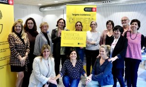 La alcaldesa de Barcelona, Ada Colau, entrega simbólicamente una de les Tarjetas Cuidadoras.