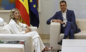 El presidente del Gobierno, Pedro Sánchez (d), durante la reunión que ha mantenido con la vicepresidenta segunda y ministra de Trabajo y Economía Social, Yolanda Díaz, este martes en Moncloa.