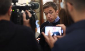 El diputado del grupo Más País-Verdes Equo, Íñigo Errejón, ofrece declaraciones a los medios de comunicación