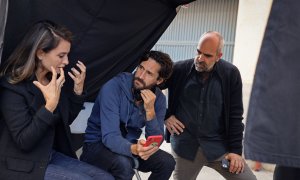 04/10/2022. Juan Diego Botto, con Penélope Cruz y Luis Tosar, durante el rodaje de la película.