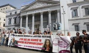 03/10/2022-Un grupo de personas perteneciente a la plataforma de víctimas del Alvia de Santiago se concentra frente a las puertas del Congreso de los Diputados, a 3 de octubre de 2022, en Madrid