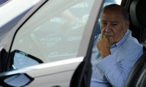 El fundador y presidente del grupo de moda Inditex Amancio Ortega se sienta en un coche al final de la 32ª edición del Concurso Internacional de Saltos de A Coruña en el Centro Ecuestre Casas Novas de Arteixo,