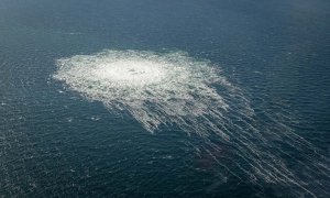 Las burbujas de gas de la fuga Nord Stream II alcanzan la superficie del Mar Báltico, cerca de Bornholm, Dinamarca.