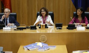 La ministra de Hacienda, María Jesús Montero (c), junto al secretario de Estado de Hacienda, Jesús Gascón Catalán (i), y ​la secretaria de Estado de Presupuestos y Gastos, María José Gualda Romero (d), durante la presentación de los Presupuestos 2023, es