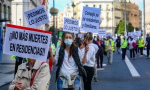 Componentes de Marea de Residencias sostienen pancartas durante la manifestación convocada por una ley estatal "justa, digna y consensuada", en Madrid, (España), a 26 de septiembre de 2020