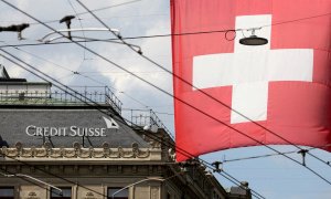 Una bandera de Suiza cerca del edificio de la sede del banco Credit Suisse, en Zurich. REUTERS/Arnd Wiegmann