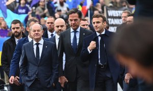 De izquierda a derecha, el canciller alemán Olaf Scholz, el primer ministro holandés Mark Rutte y el presidente francés Emmanuel Macron llegan a la cumbre informal de la Unión Europea en Praga, República Checa, a 7 de octubre de 2022.