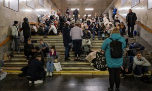 Ciudadanos se refugian en una estación de metro Kiev durante los bombardeos de los últimos días.