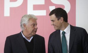 El expresidente del Gobierno, Felipe González, junto al actual líder del Ejecutivo y secretario general del PSOE, Pedro Sánchez, en una imagen de archivo.