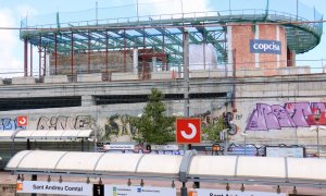 03/06/2021 - Una imatge d'arxiu de l'any passat de l'estació de Sant Andreu Comtal, amb les obres de la nova al fons.