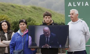 Familiares de las víctimas muestran un video de Andrés Cortabitarte, exjefe de Seguridad en la circulación de Adif y segundo y último de los acusados por la muerte de 80 personas, este jueves, durante una nueva sesión del juicio por el accidente del Alvia