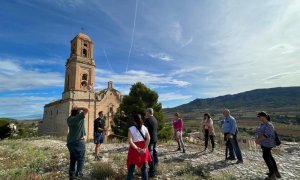 Un grup de persones visitant el Poble Vell de Corbera d'Ebre