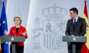 La presidenta de la Comisión Europea, Ursula von der Leyen, y el jefe del Gobierno, Pedro Sánchez, en rueda de prensa tras su reunión en el Palacio de la Moncloa, el pasado mes de marzo. E.P./Ricardo Rubio