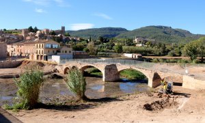 16/10/2022 - Treballs de rehabilitació del Pont Vell de Montblanc, malmès per la riuada de 2019.