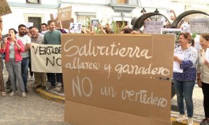 Vecinos de Salvatierra de los Barros protestan contra la posible aprobación en el municipio del mayor vertedero de residuos peligrosos de España.