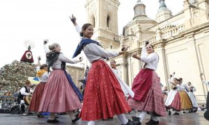 Más de doscientos joteros han unido sus voces para “abrazar” a la Virgen del Pilar.