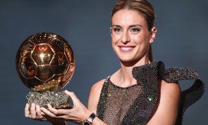 Alexia Putellas del FC Barcelona recibe el Trofeo Balón de Oro femenino durante la ceremonia del Balón de Oro en París, Francia, el 17 de octubre de 2022.