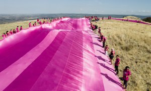 Voluntarios colocan un lazo rosa contra el cáncer de mama de 5.720 metros cuadrados de tela en la cima de Las Tetas de Viana, a 8 de octubre de 2022.