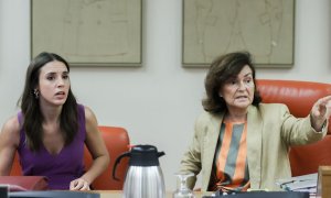 La exvicepresidenta y actual diputada del PSOE, Carmen Calvo, junto a la ministra de Igualdad, Irene Montero, en una sesión del Congreso.