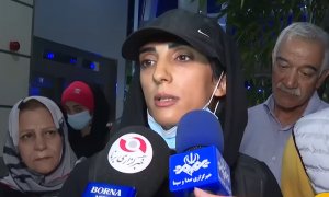 La escaladora iraní Elnaz Rekabi responde ante los medios