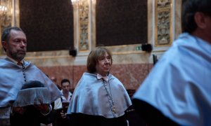 La periodista y escritora bielorrusa, Svetlana Aleksiévich (c), a su llegada al acto de su investidura como doctora honoris causa en el Paraninfo de la Universidad Complutense de Madrtid.