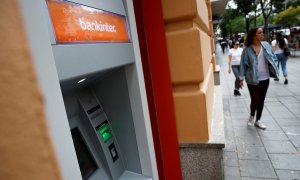 Un cajero automático en una oficina de Bankinter, en Madrid. REUTERS/Juan Medina