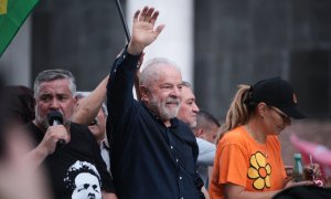 El expresidente brasileño y candidato presidencial por el Partido de los Trabajadores Lula da Silva (C) participa en un mitin de campaña, antes de la segunda vuelta de las elecciones en Brasil