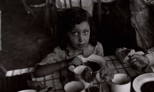 Niños atendidos en los comedores de Auxilio Social, fotografiados por Gil del Espinar