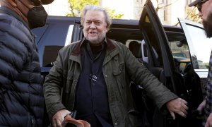 Steve Bannon, exasesor jefe de la Casa Blanca bajo el expresidente Donald Trump, llega al Tribunal de Distrito de EEUU