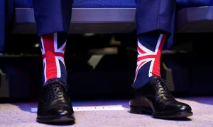 Un miembro del Partido Conservador británico luce unos calcetines con los colores de la Union Jack, como se conoce popularmente a la bandera de Reino Unido, durante el congreso anual de la formación celebrado en Birmingham en pasado octubre. REUTERS/Toby