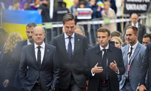 El presidente de Francia, Emmanuel Macron (derecha), el canciller alemán Olaf Scholz (izquierda) y el primer ministro de los Países Bajos, Mark Rutte (centro), llegan al segundo día de la Cumbre Europea en Praga, el 7 de octubre de 2022.