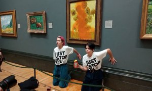 Activistas de Just Stop Oil pegan sus manos a la pared después de arrojar sopa a la pintura 'Sunflowers' de Van Gogh en la National Gallery de Londres, a 14 de octubre de 2022.