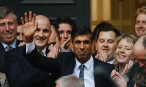 Rishi Sunak, rodeado de simpatizantes, a su llegada a la sede del Partido Conservador tras ser elegido sucesor de Liz Truss este 24 de octubre de 2022.