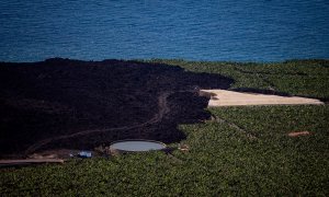 Vista general de la colada de lava rodeada de cultivos de plátano en la costa del municipio de Tazacorte, a 8 de septiembre de 2022, en La Palma, Santa Cruz de Tenerife Canarias.