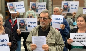 Los periodistas Javier Sáenz Munilla y Teresa Aranguren junto a la abogada Begoña Lalana en la entrega de la carta para que se respeten los derechos del periodista Pablo González frente al Ministerio de Asuntos Exteriores en Madrid. 25 de octubre de 2022