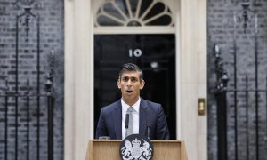 El nuevo primer ministro de Reino Unido, Rishi Sunak, se dirige a la nación desde el exterior de Downing Street.