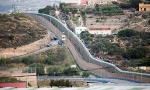 Un intento de salto a la valla de Melilla en una imagen de mayo de 2021.