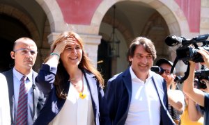 Laura Borràs i Francesc de Dalmases sortint del Parlament, envoltats de càmeres, per saludar els concentrats en suport de la presidenta de la cambra.