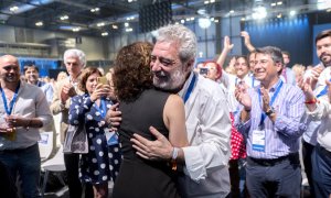 El director del Gabinete de la Presidencia de la Comunidad de Madrid, Miguel Ángel Rodríguez, abraza a la presidenta de Madrid Isabel Díaz Ayuso, el pasado 21 de mayo de 2022.