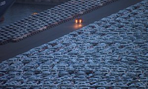 Un camión es conducido por una carretera en un aparcamiento donde los coches están estacionados antes de ser exportados en un puerto de Incheon, al oeste de Seúl.