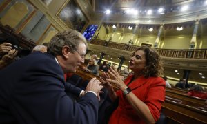 26/10/2022.- La ministra de Hacienda, María Jesús Montero, conversa con el diputado de PdeCat Ferran Bel a su llegada este miércoles al pleno del Congreso de los Diputados en el que se debatirá la primera jornada del debate de totalidad del proyecto de Pr