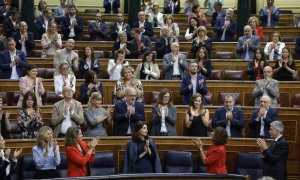 26/10/2022.- La ministra de Hacienda, María Jesús Montero (2d, delante), recibe los aplausos de los miembros del Gobierno y de la bancada socialista tras intervenir este miércoles en el pleno del Congreso de los Diputados durante la primera jornada del de