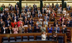 27/10/2022.- La ministra de Hacienda, María Jesús Montero (d, abajo), recibe la ovación de la bancada socialista tras su intervención, este jueves en el Congreso, en la segunda jornada del debate de las enmiendas a la totalidad presentadas por la oposició