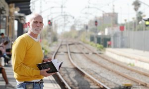 Alejandro Palomas sostiene 'Esto no se dice' durante la promoción en medios de comunicación del libro