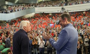 Pedro Sánchez y Felipe González, durante el acto del PSOE en Sevilla.