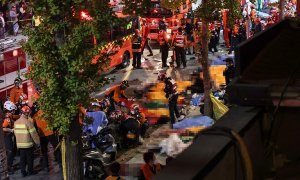 Los equipos de rescate y los bomberos trabajan en el terreno tras la estampida en las celebraciones de Halloween de Seúl (Corea del Sur)