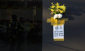 Flores pegadas a un muro donde se produjo una aglomeración mortal en Seúl, Corea del Sur, 30 de octubre de 2022.