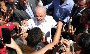 Luiz Inácio Lula da Silva saluda a simpatizantes tras votar en la segunda ronda de las elecciones presidenciales este domingo, en Sao Bernardo do Campo, Sao Paulo (Brasil).