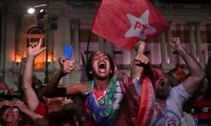 Los partidarios del expresidente brasileño (2003-2010) y candidato del izquierdista Partido de los Trabajadores (PT) Luiz Inácio Lula da Silva celebran después de que su candidato ganara la segunda vuelta de las elecciones presidenciales en la plaza Cinel